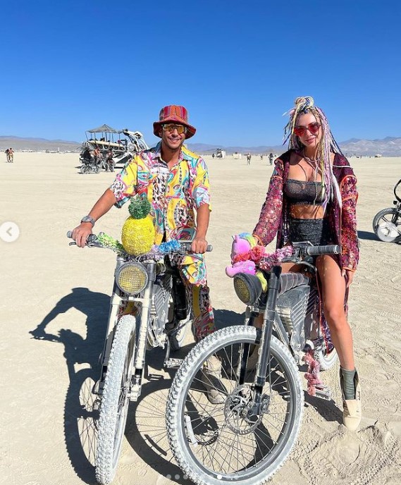 seyma subasi ve mohammed alsaloussi den burning man pozlari